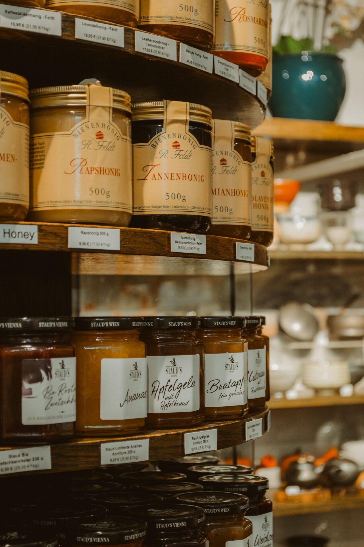 Стеклянные банки с продуктами и этикетками